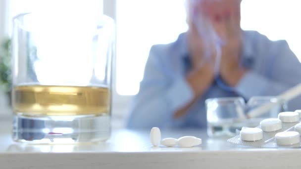 Καταθλιπτική Άνθρωπος Ψάχνει Απογοητευμένος Ένα Ποτήρι Αλκοόλ Και Χάπια Ιατρικής — Αρχείο Βίντεο