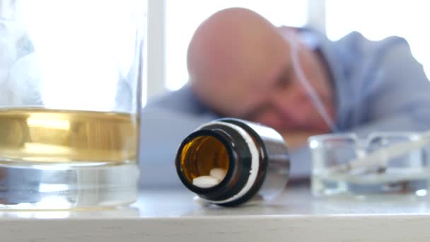 Deprimerad Man Framför Askkopp Ett Glas Alkohol Och Medicin Piller — Stockvideo