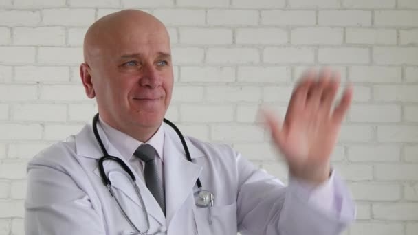 ようこそ手ジェスチャーを見せて満足している医師敬礼 — ストック動画