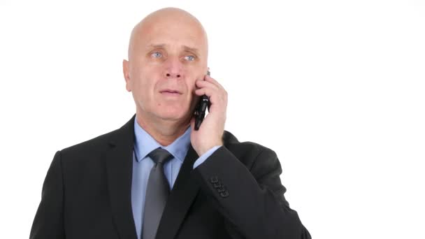 Empresario Sonríe Hablando con Smartphone Haciendo una Conversación de Negocios — Vídeo de stock