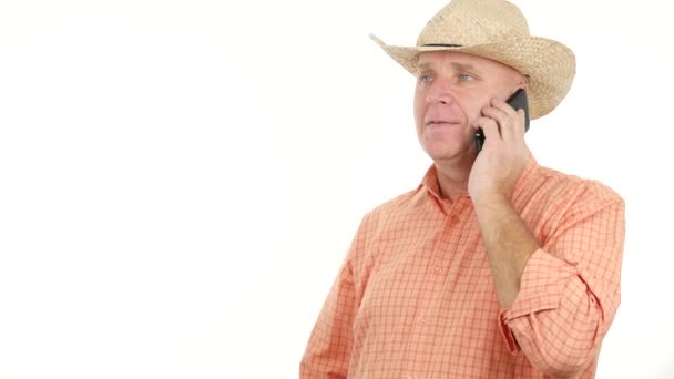 Радостная беседа фермера со смартфоном — стоковое видео