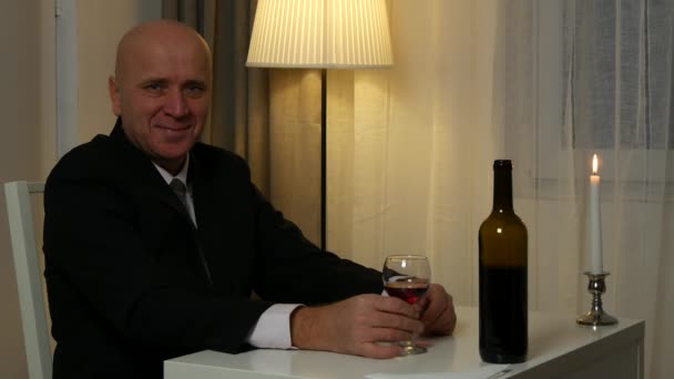 Geschäftsmann Restaurant Stößt Glücklich Mit Einem Glas Wein Der Hand — Stockvideo