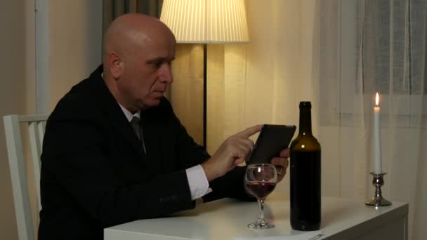 태블릿 메시지 이메일 와인을 마시는에 사업가 — 비디오