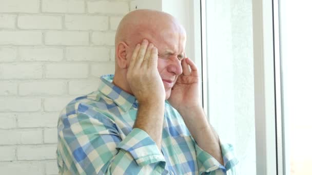 Verärgerter Geschäftsmann Der Während Seines Arbeitsprogramms Fürchterliche Kopfschmerzen Erleidet — Stockvideo