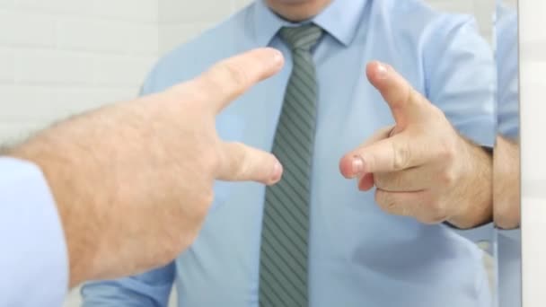 Empresário Fique Frente Espelho Banheiro Jogando Jogo Gestos Mão — Vídeo de Stock
