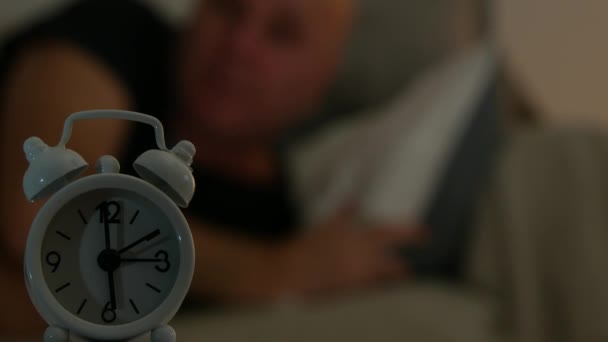 Imagem Desfocada Com Homem Cansado Mau Tentar Dormir Olhando Para — Vídeo de Stock