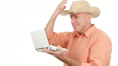 Çiftçi dizüstü bilgisayarı kullanıyor ve Online tarım iş iyi haber okuma gülümse