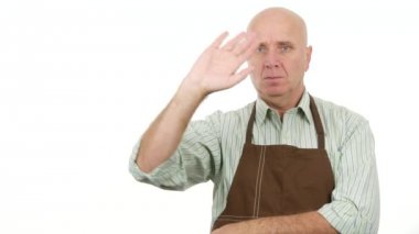 Önlük kalmak ciddi ve yapmak Merhaba hareketleri veya selam el işareti giyiyor çalışan