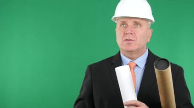 Mühendisi tasarım röportajda konuşmak binada çalışma elinde planları ile