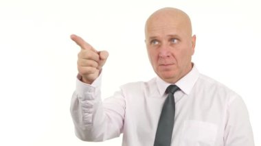 Parmak ve başparmak ile işaret emin işadamı ciddi hareketleri yapmak