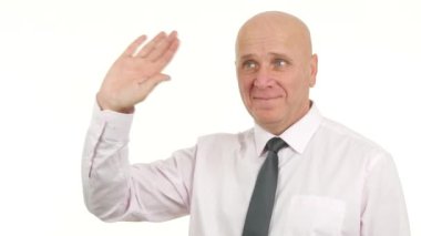 Memnun gülümseyen işadamı selam el hareketleri birisi toplantı karşılama yapmak