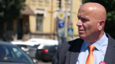 Bir buket gül elinde bir tarihi şehir merkezinde bekliyor ile kendine güvenen kişi