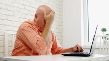 Hayal kırıklığına işadamı kullanım dizüstü Online bağlantısı okuma kötü finans haberleri