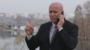 Ağır çekim gergin mimik mobil mali konular konuş işadamı üzgün