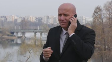 İyi haber ve yapmak kazanan hareketleri hakkında Mobile yavaş işadamı konuşmak