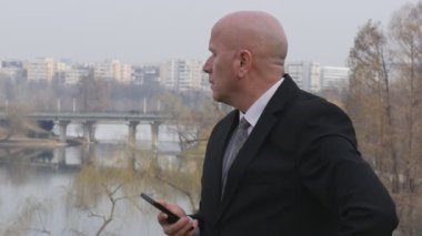 Bir geç bekleyen yavaş işadamı dış olun gergin jestleri Toplantı