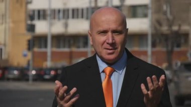 Konuşmak ve röportajda mali sorunu açıklayan ağır çekim işadamı