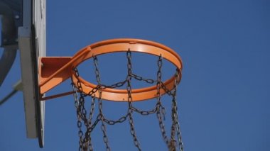 Ağır çekim popüler spor erkek basketbol çember topu Falls ile çekim