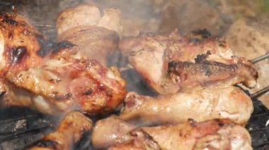 Bir kömür ızgara kavrulmuş lezzetli pişmiş tavuk Barbekü Delicious