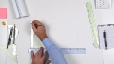 Üstten görünüm mimar elleri beyaz kağıt kalem üzerinde kullanarak çizim ve çizim geçiş ücretleri