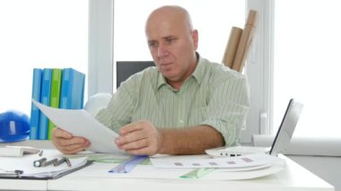 Çizim ve grafikler içeren belgeleri tarama oda ofis işadamı