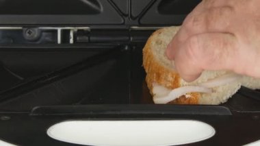 İki tane pastırmalı sandviç hazırlama tost makinesi açma adam elleriyle yakın çekim