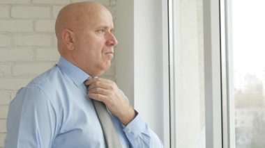 Bir toplantı bekliyor işadamı ofis pencere üzerinde kalmak ve dalgın düşünüyorum