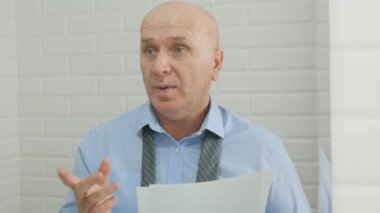 Ağır çekim işadamı ayna önünde bir konuşma yinelenen bir metin okuma