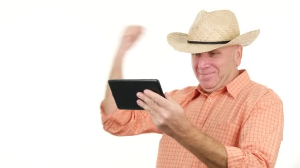 Farmer Use Tablet Conexão Online Leia Mail Boas Notícias Gesturing — Vídeo de Stock