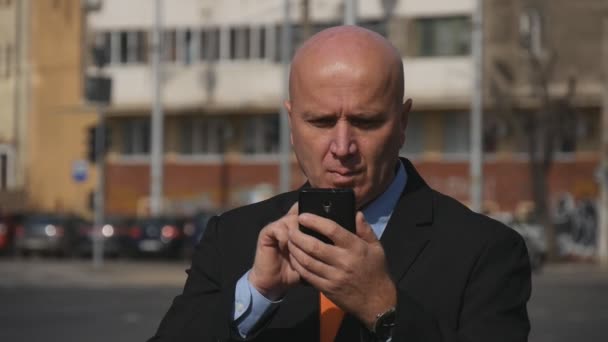 Geschäftsmann Zeitlupe Liest Mit Handy Finanznachrichten Und Gestikuliert Besorgt — Stockvideo