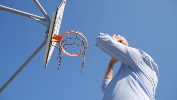 Zeitlupe Mit Geschäftsmann Der Freizeitsport Macht Und Basketball Spielt — Stockvideo