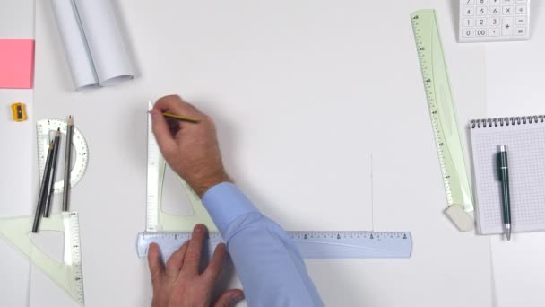 Architektenhände Zeichnen Mit Bleistift Auf Weißem Papier Und Zeichnen Maut — Stockvideo