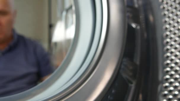 Shooting Interior Laundry Machine Man Image Fill Dirty Clothes — Stok Video