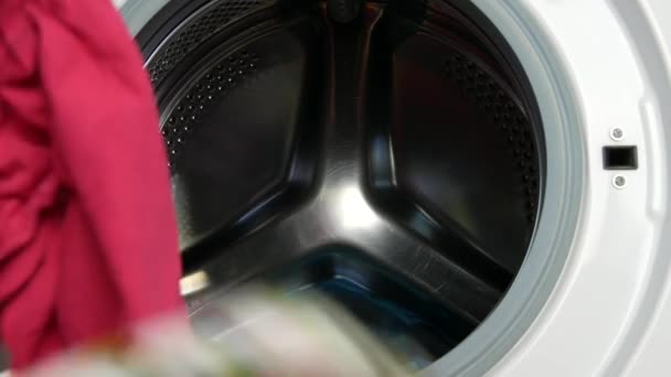 Zavřít Obrázek Mužem Homestead Činnost Výplň Pračka Oblečením — Stock video
