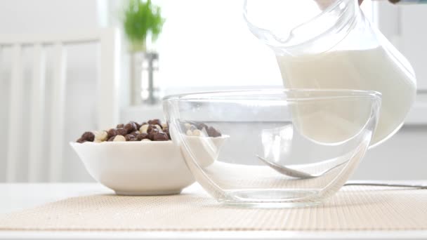 Hombre Preparando Desayuno Tazón Mezclando Leche Fresca Cereales Con Chocolate — Vídeo de stock