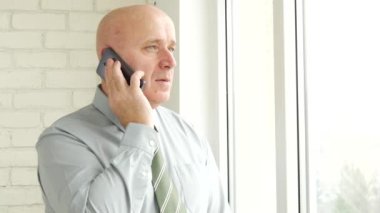 İşadamı bir cep telefonu konuşma kendinden emin hakkında mesaj mali sorunları