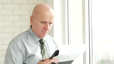 Onun bu işle ofisinde işadamı göz atın bilgi'nın yazma Pano sayfaları