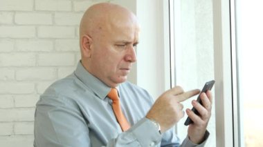 Cep telefonu kullanarak kredi kartı bilgileri ile online alışveriş ödeyerek iş adamı