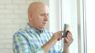 İşadamı önünde ofis pencere kullanımı Tablet Online finansal haber erişme