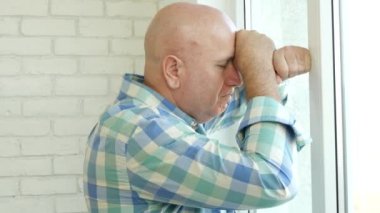 Tahriş işadamı kızgın tutum ile bir pencere hareketleri vurmak sinir yapmak