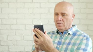 Online Video konferans kullanım cep telefonu Internet bağlantısı'nda işadamı