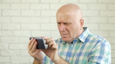 Finansal kötü haber mimik hayal kırıklığına cep telefonu okuma işadamı