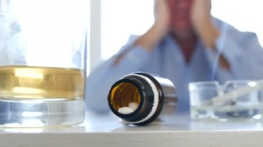 Uyuşturucu ve alkol yüzünden depresyona kısır davranışları ile bağımlısı kişi