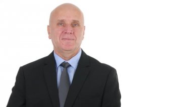 Kendine güvenen işadamı gülümseme ve bir Tv röportajında bir olumsuzluk el hareketleri yapmak