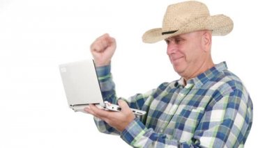 İyi haber ve yapmak hevesli el hareketleri bir dizüstü bilgisayar kullanarak çiftçi okuyun