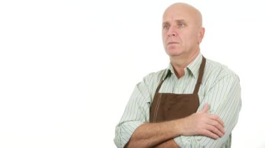 Önlük giyen mağaza çalışanı parmak ve başparmak ile işaret reklam