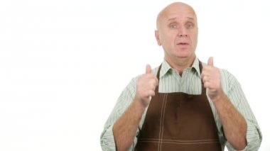 Kendine güvenen adam önlük giyen konuşmak ve Tv röportaj yapmak el hareketlerini açıklamak