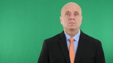 İşadamı ciddi arıyorum Merhaba el hareketleri bir Tv sunum yapmak.