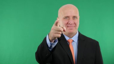 Parmak ile işaret memnun işadamı görüntü yapmak el hareketleri onayla