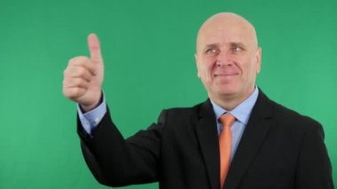 Kendine güvenen işadamı başparmak yukarı gülümseyen ve yapmak bir Trustfully el hareketleri